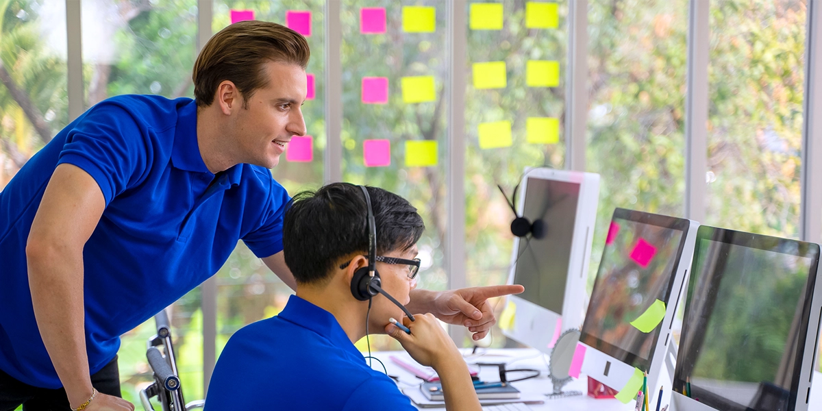 a manager advises a support technician