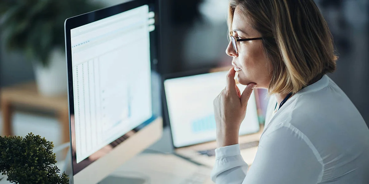 a knowledge base supports a helpdesk specialist
